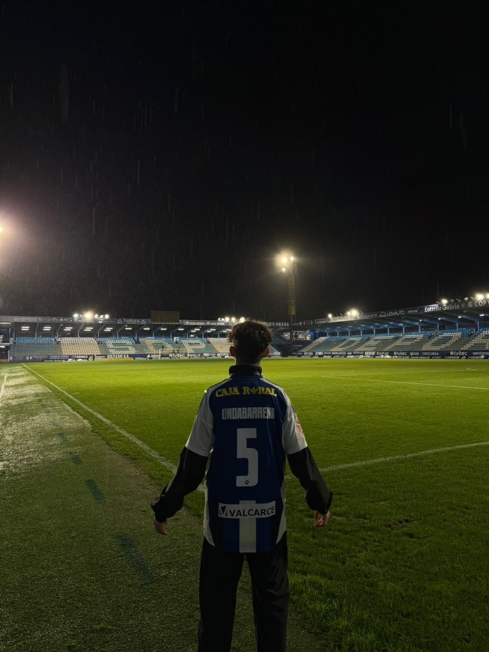 Emilio de espaldas en El Toralín bajo la lluvia, con la camiseta número 5 de Eneko Undabarrena